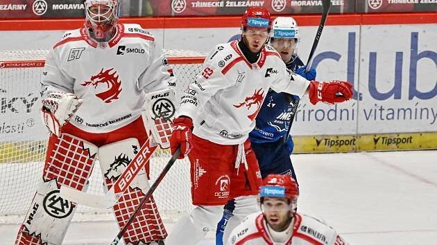 Bitvu hokejových šampionů ovládli třinečtí Oceláři. Mazanec vychytal nulu