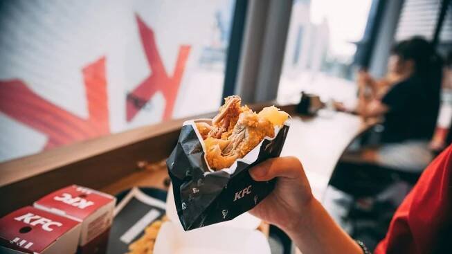 KFC podvádí s trvanlivostí masa. Falšuje a přelepuje etikety s dobou spotřeby