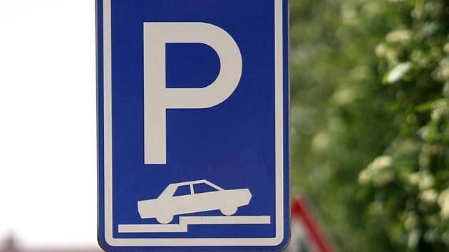 Třebíč zavádí poplatek za chybějící parkovací místa. Až 250 tisíc za jedno stání