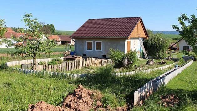 Větší než kdejaký byt. Kutil postavil na zahradě dům pro želvy