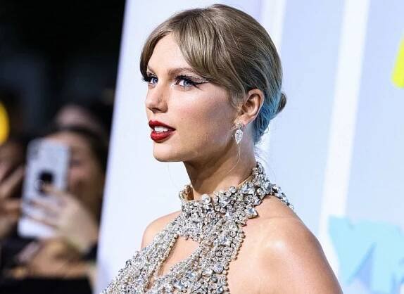 Fenomenální, neporazitelná, miliardová. Jak Taylor Swift přetváří hudební průmysl a staví vlastní ekonomické impérium