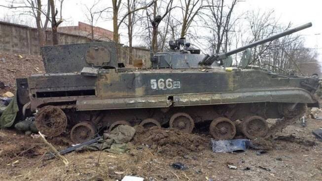 Video: Ukrajinci využili „pozvánku“ a prakticky bez práce zničili ruský tank T-72 a bojové vozidlo pěchoty BMP-3