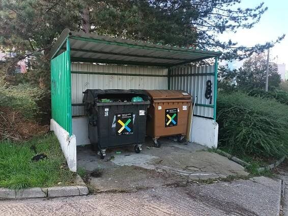 Žena odložila miminko do kontejneru, našli ji podle bundy. Případ spěje k obžalobě