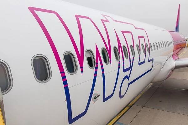 Další nebezpečný incident na Ruzyni: Nový letoun Wizz Airu se při přistání dotkl ocasem dráhy
