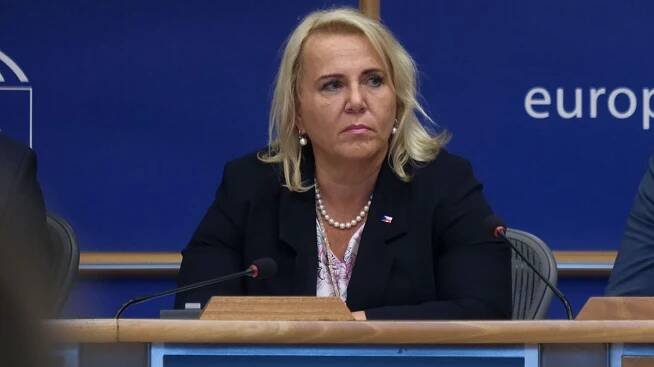 Kláře Dostálové se lepí smůla na paty: Ursula von den Leyen ustála hlasování o nedůvěře. Dej si chlebíček, trollí ji