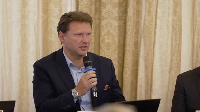 Vondráček chtěl otevřít ruskou televizi všem, pak tvrdil, že Novinky lžou. Tady je důkaz