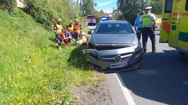 Senior v mercedesu se otáčel na silnici na Karlovarsku a srazil mladíka na skútru