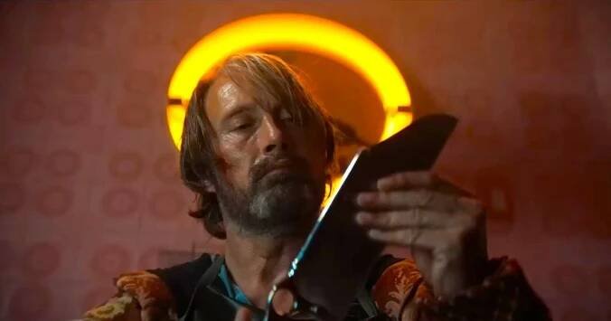 Mads Mikkelsen vyráží na lov monster v upoutávce na zajímavý thriller Dust Bunny