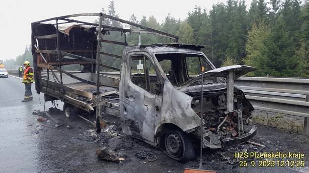 Na D5 u Holoubkova vzplála dodávka a dálnice stála