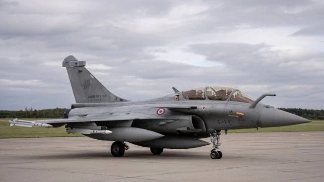 Francouzská pěst se přiblížila k Moskvě: Putin nešťastně sleduje, jak Rafale schopné nést jaderné střely přistály v Polsku