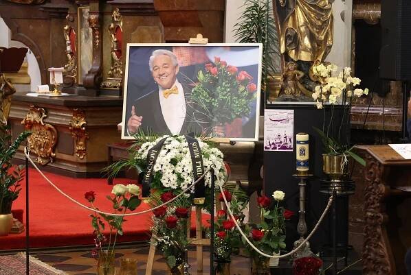 Zádušní mše za Jiřího Krampola: Zaznělo Ave Maria, dojal i hercův hlas
