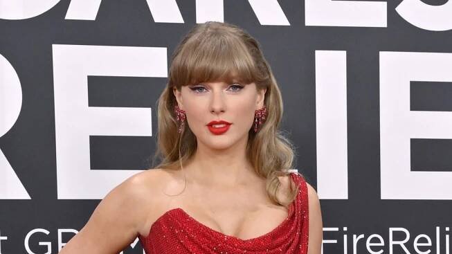 Červené rty podle Taylor Swift: Její vizážistka si hraje s dvěma odstíny konturky