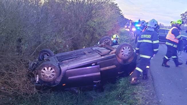 Osobní vozidlo skončilo u Chrudimi po nehodě na střeše, jednu zraněnou osobu si převzali do...
