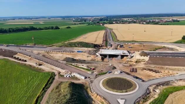 Úsek D35 od Sadové na Hořice roste před očima. Přijďte se přesvědčit sami