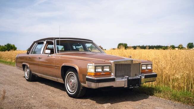 Cadillac Brougham ve zlaté barvě je sen světských, výkon osmiválce je nejen na dnešní poměry směšně malý