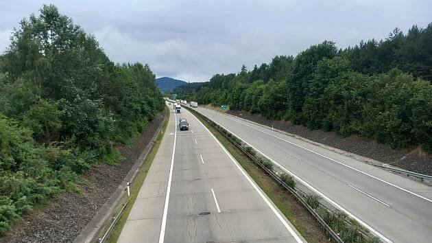 Dálnice D5 na Tachovsku je uzavřena, hoří zde kamion