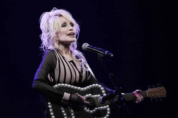 Dolly Parton odkládá koncerty v Las Vegas kvůli zdravotním potížím