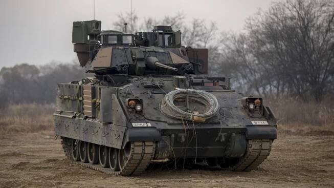 Video: M2 Bradley z několika metrů rozstřílelo kanonem ruské BMP-2. Vydrželo sotva 6 vteřin, poté mohutně explodovalo