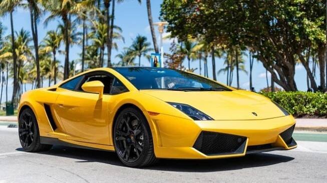 Trumpova cla dopadají i na ty nejbohatší. Kvůli nejistotě lidé odkládají nákup našich aut, postěžoval si šéf Lamborghini