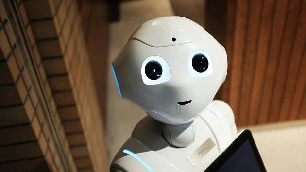 Zajímavosti strojírenského veletrhu v Brně: robot basketbalista i obráběcí kolos