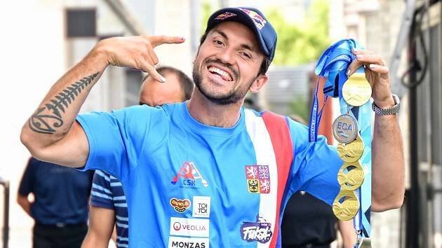 Je jako robot, tvrdí o Fuksovi jeho otec. Sportovat bude asi až do konce života
