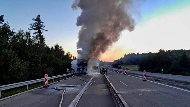 Na dálnici D5 hoří nákladní auto. Směr na Německo stojí