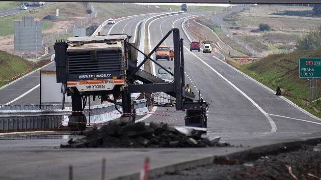 OBRAZEM: Poslední práce na dálnici. D6 se za dva týdny prodlouží o 15 kilometrů