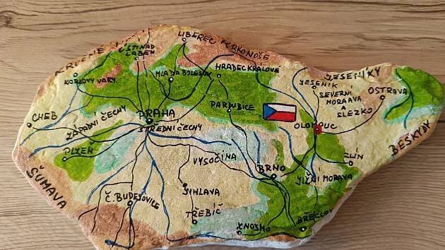 Babička Helena ozdobila už 3000 kamínků. Její mapa ČR má skoro 20 000 lajků