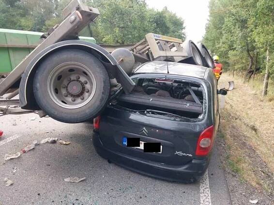 Kamionu se za jízdy nečekaně převrátil vlek, trefil projíždějící osobní vůz