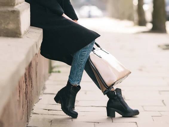 Biker boots budou letošní podzim hitem. Tyto kalhoty a šaty k nim ladí nejlépe