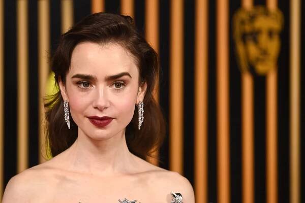 Lily Collins miluje nejkrásnější rtěnku pro bledulky: Podzimním trendům 2025 vévodí odstín berry