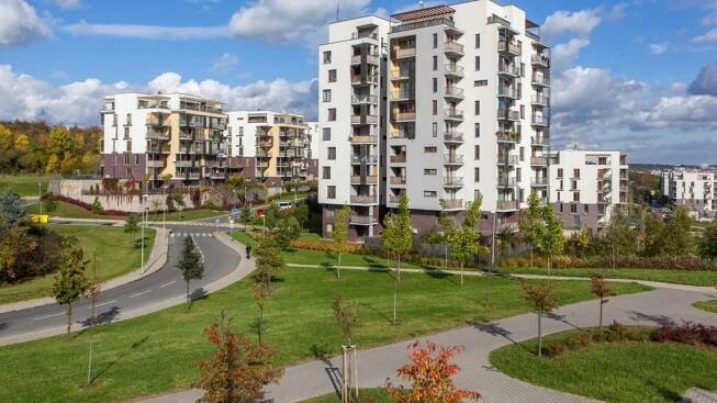 Boj o řešení krize bydlení: Levné úvěry či státní developer, předhánějí se strany. Co slibují?