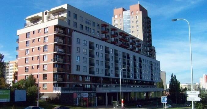 Nastěhovali se do bytového domu a hned po pár hodinách dostali vzkaz. Sousedé si stěžovali na nesmysly