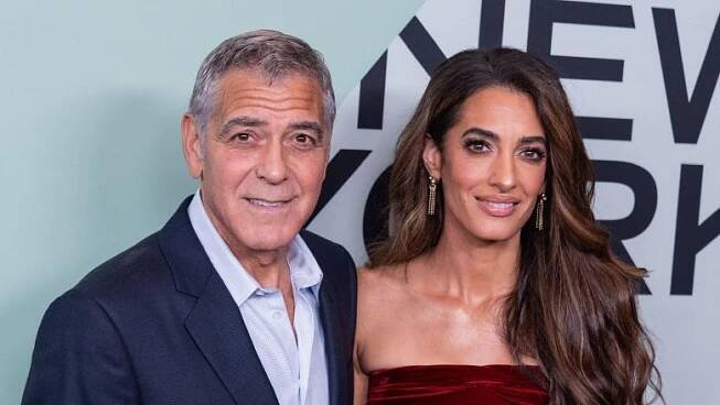 ŽENA-IN - Amal Clooney na newyorském filmovém festivalu oslnila v mini šatech s unikátní sukní