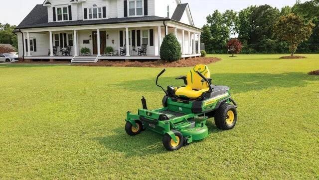 John Deere uvádí elektrickou sekačku Z370RS ZTrak osazenou lithiovými bateriemi EGO