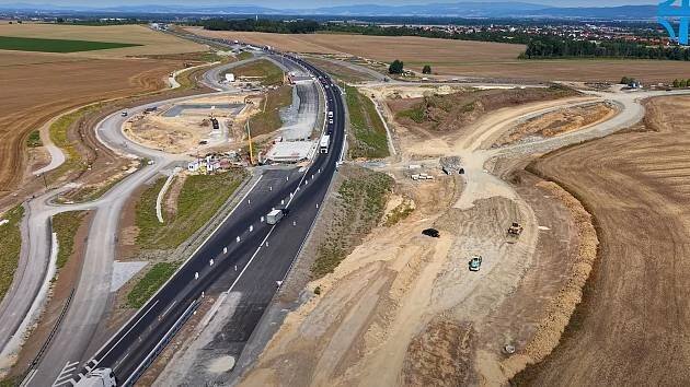 VIDEO: U Olomouce roste obří dálniční křižovatka. Podívejte se z výšky