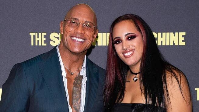 Kdo z nich je větší 'Mlátička'? Dwayne Johnson vzal na premiéru dceru zápasnici s řasami až k obočí