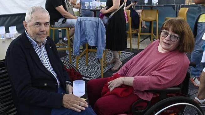 Marek Eben vyrazil po delší době do společnosti s manželkou. Markétě Fišerové to v červené slušelo