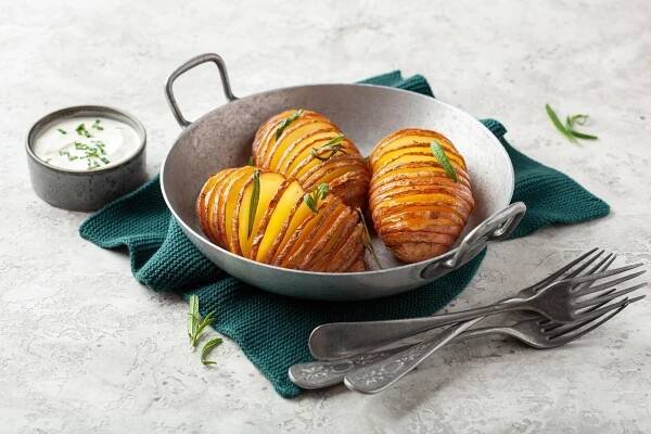 Recept, který změní váš pohled na obyčejné brambory – křupavé do posledního sousta
