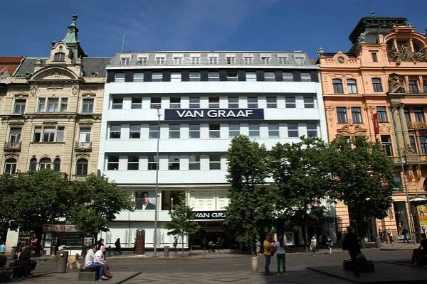Van Graaf mizí z Václaváku po patnácti letech. Nahradí ho možná Zara