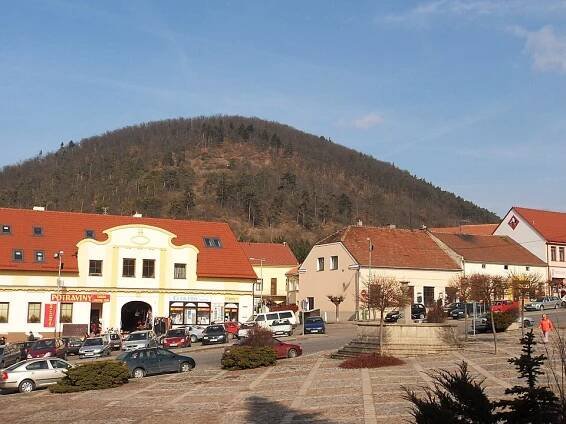 Pod tišnovským náměstím byla objevena část dřevěného potrubí z 19. století