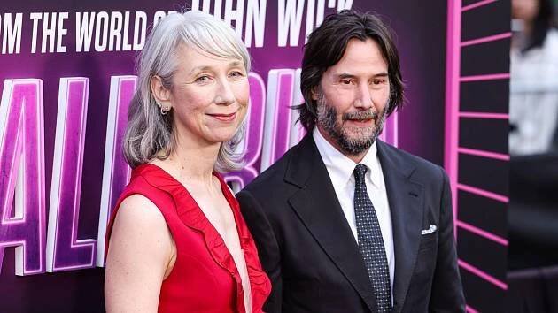 Keanu Reeves se v Hollywoodu vymyká: Miliony na charitu a miluje ženu s šedinami