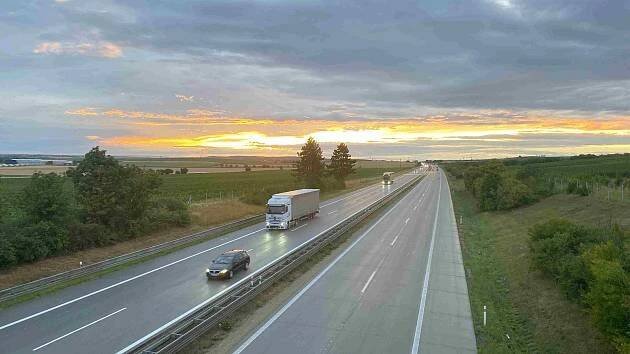 Neštěstí na dálnici D2 na Břeclavsku. Auto smetlo chodce, ten na místě zemřel