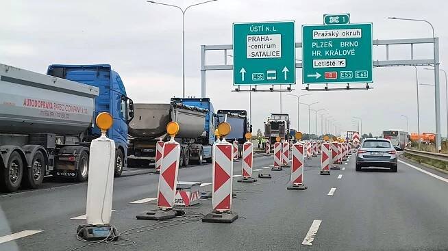 Dopravci přidají kvůli kolonám na dálnici u Prahy vlaky, ale jen na měsíc