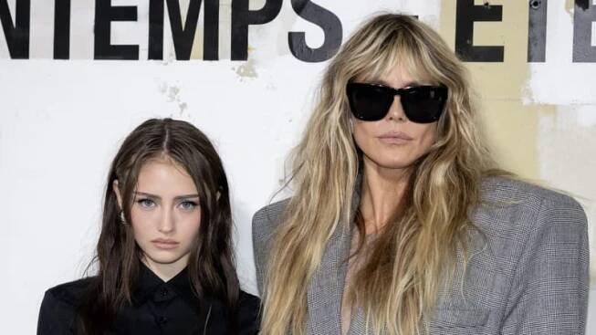 Heidi Klum přišla na módní přehlídku v Paříži téměř nahá. Doprovod jí dělala dcera