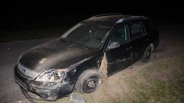 Policisté řeší nehodu s více než 3,4 promile alkoholu. Auto mělo i sjeté gumy