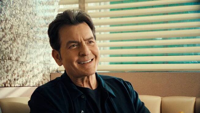 Charlie Sheen přiznal, že měl 47 tisíc milenek. Po letech celibátu je dnes ve vztahu s mladším mužem