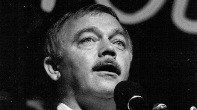 Karel Kryl: jeho písně vadily komunistům i nové „svobodné“ vládě, Havel mu nepřišel na pohřeb