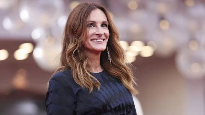 Do Benátek dorazila další zrzka! Julia Roberts kráčí módně ve stopách Ani Geislerové