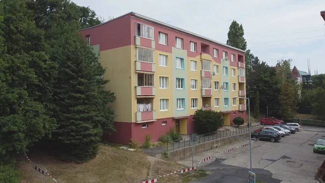 Evakuace paneláku v Chomutově. Kvůli prasklinám museli odejít i lidé z druhého vchodu
